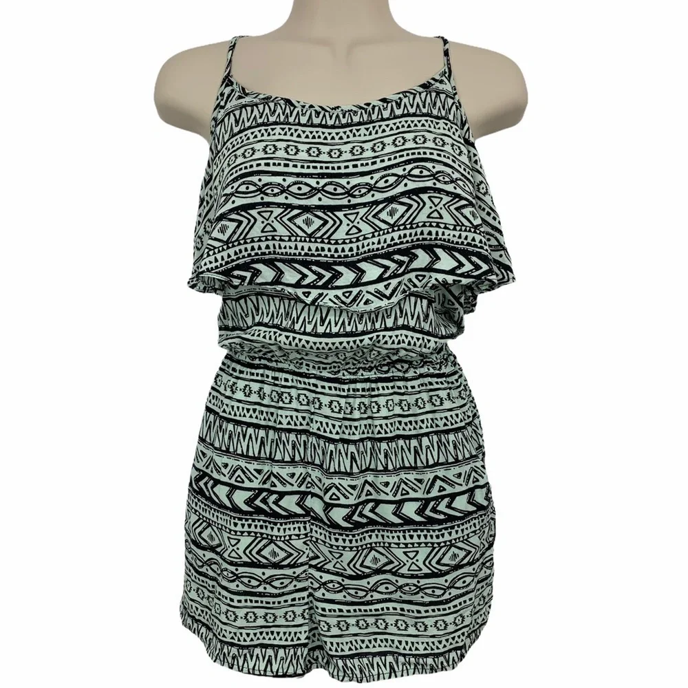 𝅺CHARLOTTE Russe Short Romper Size Small